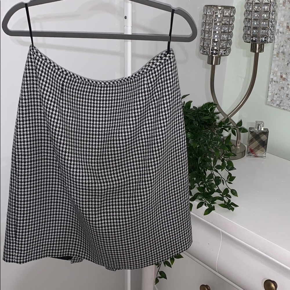 Short, yet classy black & white must need skirt !